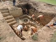 Die Ausgrabungen der zahlreichen Brunnen sind aufwendig und erfordern den Einsatz von Pumpen zur Beseitigung des Grundwassers. Bild: Olgino/GU