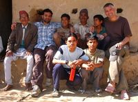 Sprachwissenschaftler George van Driem (rechts) mit dem nepalesischen Genetiker Aashish Jha (zweiter von links) und seinem Assistenten Surendra Raj Dhakal (unten rechts) bei den Kusunda in Nepal. Bild: zvg