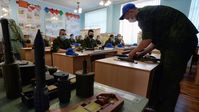 Militärische Erstausbildung in der Schule Bild: Witali Ankow / Sputnik
