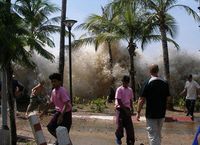 Auftreffen des Tsunamis an der Küste Thailands. Bild: David Rydevik / wikipedia.org