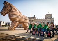 TTIP ist ein Trojanisches Pferd, in dessen Gefolge Standards des Umwelt- und Verbraucherschutzes geschleift und Handlungsspielräume von Regierungen eingeschränkt werden sollen. Protest in Berlin, 16.9.2014, Foto: BUND