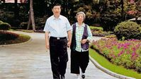 Xi Jinping und seine Mutter Qi Xin. Bild: China Media Group