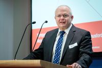 Dr. Andreas Kiefer, Präsident der Bundesapothekerkammer, beim Symposium "Arzneimittelmissbrauch - Fakten und Herausforderungen". Bild: "obs/ABDA Bundesvgg. Dt. Apothekerverbände/Wagenzik"