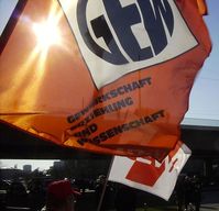 GEW Gewerkschaft Fahnen mit altem und aktuellem Logo