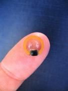 Am Rand der künstlichen Augenlinse steckt ein 2,5 mal 2,6 Millimeter großer Sensor, der den Augeninnendruck misst. Bild: © Fraunhofer IMS