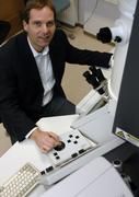 Mit dem Transmissionselektronenmikroskop untersucht Mineraloge Langenhorst die Struktur von wasserspeicherndem Orthopyroxen. Foto: Scheere/FSU-Fotozentrum