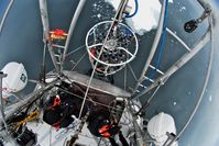 Forscher an Bord der "Tara" holen die Probenrosette aus dem Wasser.
Quelle: Tara Ocean Foundation (idw)