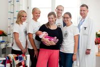 Das Projektteam der Ulmer SPATZ Gesundheitsstudie mit einer Studienteilnehmerin und ihrem neugeboren
Quelle: Foto: Heiko Grandel  / Uniklinik Ulm (idw)