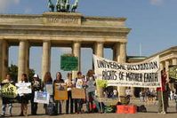 Demonstranten solidarisierten sich in Berlin mit den Protesten von Amazonas-Indianern gegen Belo Monte. Bild: Survival