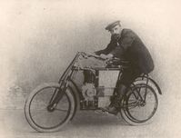 Sein internationales Motorsportdebüt gab das Unternehmen aus Mladá Boleslav vom 27. bis 29. Juni 1901 beim Rennen Paris - Berlin. Die Fahrer Topf und Podsednícek starteten auf den Einzylinder-Motorrädern Laurin & Klement Typ B. Bild: Skoda Auto Deutschland GmbH Fotograf: Skoda Auto Deutschland GmbH