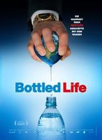 Der Schweizer Regisseur Urs Schnell zeigt mit seinem neuen Film "Bottled Water", der nun auch in Österreich in den Kinos läuft, wie Nestlés Geschäft mit dem Wasser funktioniert. Bild: doklab.com