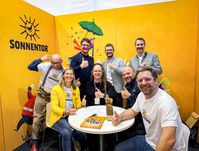 Start für die Franchise-Expansion in Deutschland. Die Teams von SONNENTOR und StarDev bei der feierlichen Vertragsunterzeichnung. Bildrechte: ©SONNENTOR Fotograf: ©SONNENTOR