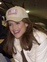 Kelly Preston bei einer Feierlichkeit der US-Navy