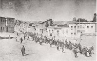Foto eines anonymen deutschen Reisenden: Armenier werden im April 1915 von osmanischen Soldaten aus Kharpert (türkisch: Harput) in ein Gefangenenlager im nahen Mezireh (türkisch: Elazığ) geführt.[9]