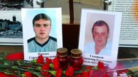 Fotos von zwei von insgesamt 56 (Angaben bis November 2021) getöteten Einwohnern des Rayons Slawjanoserbsk in der Volksrepublik Lugansk. Wladimir Solowjow und Sergei Prjadko starben 2014 infolge von ukrainischem Beschuss.