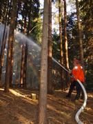 Um den Einfluss der Bodenfeuchte auf das Erdschwerefeld zu messen, lassen die Geophysiker der Universität Jena auch schon einmal die Feuerwehr ausrücken. Foto: Kroner/Universität Jena