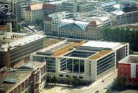 Neubau des Auswärtigen Amtes in Berlin, links davon das Haus am Werderschen Markt