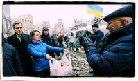 Victoria Nuland beim Verteilen von Keksen an Demonstranten in Kiew am 10. Dezember 2013, Archivbild
