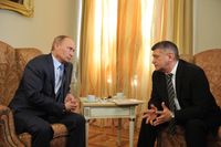 Damaliger Ministerpräsident Wladimir Putin beim Treffen mit dem Filmemacher Alexander Sokurow im Oktober 2011 (Archivbild)