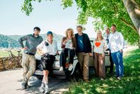(v.li.): Kameramann Sebastian Thaler, Regisseurin Mirjam Unger, Adele Neuhauser, Axel Milberg, Sabine Renner-Lehner, Produzent Nikolaus Klingohr, Herstellungsleiter Stephan Königmann. (2025) Bild: MDR/ORF/Interspot/Zoe Opratko Fotograf: Zoe Opratko