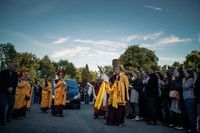 Der 17. Karmapa Thaye Dorje geleitet Shamar Rinpoches Körper vom Friedhof in Renchen, Deutschland. / Bild: "obs/Buddhistischer Dachverband Diamantweg e.V./Tokpa Korlo"