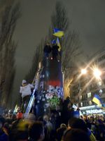 Ukraine: Demonstranten auf dem Sockel der gestürzten Lenin-Statue, den 8. Dezember 2013
