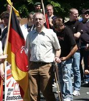 Andreas Molau (in der Mitte) bei einer Demonstration der NPD am 18. Juni 2005 in Braunschweig