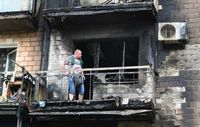 Einwohner von Donezk raucht auf dem Balkon seiner ausgebrannten Wohnung (13.06.22) Bild: Konstantin Michalchevsky / Sputnik