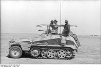 Rommel in seinem Befehlsfahrzeug „Greif“, Aufnahme der Propagandakompanie der Wehrmacht, Juni 1942.