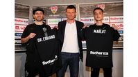 eSports-Spieler Erhan "Dr. Erhano" Kayman und Marcel "Marlut" Lutz (v.l.n.r.) zusammen mit VfB-Marketing-Vorstand Jochen Röttgermann (Mitte).