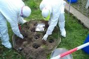 Forscher vergraben Prionen im Boden. Bild: © Fraunhofer IME