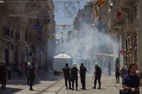 Türkische Polizei geht mit Wasserwerfern und Tränengas gegen Demonstranten vor (Proteste in Istanbul).