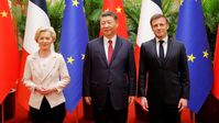 Emmanuel Macron, Xi Jinping und Ursula von der Leyen in Peking am 06. April 2023