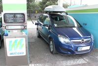 Opel Zafira 1,6 CNG ecoFlex an einer italienischen "metano"-Tankstelle