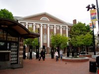 Universität Harvard: Harvard Square mit Zeitungskiosk