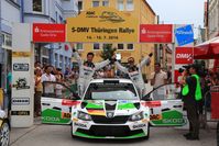 Das SKODA AUTO Deutschland Duo Fabian Kreim/Frank Christian (D/D) jubelt nach dem Triumph bei der 55. Thüringen Rallye. Bild: "obs/Skoda Auto Deutschland GmbH"