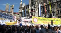 Großdemonstration gegen den Bau der 3. Start und Landebahn am Flughafen München im Jahr 2008. Bild: Alexis Dworsky / wikipedia.org