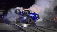 Mithilfe des THW wird das Brandgut aus der Halle gebracht