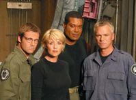 v.li: Michael Shanks als Daniel, Amanda Tapping als Carter, Christopher Judge als Teal'c und Richard Dean Anderson als O'Neill. 