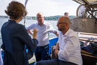Stefan Seidler im Gespräch mit Minister Prehn ( Links) und Botschafterin Susanne Hyldelund Bild: SSW / Martin Ziemer