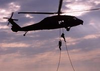 SF-Soldaten beim Abseilen von einem Sikorsky UH-60 Black Hawk