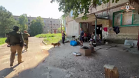 Straßenszene mit offenen Kochstellen vor den Häusern in Nowoluganskoje Bild: Screenshot Video https://t.me/nm_dnr/8627 / RT