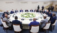 Der russische Präsident Wladimir Putin trifft den Präsidenten der Komoren und Vorsitzenden der Afrikanischen Union, Azali Assoumani, und den Vorsitzenden der Kommission der Afrikanischen Union, Moussa Faki Mahamat, während des zweiten Russland-Afrika-Gipfels in Sankt Petersburg am 27. Juli 2023.