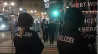 Die Polizei schützte sich mit Helmen und Schildern - trotzdem gab es Verletzte