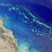 Satellitenfoto eines Teils des Great Barrier Reef nordöstlich von Australien. Es hat eine Länge von gut 2300 Kilometern und erreicht damit eine Ausdehnung vom 10. bis zum 24. südlichen Breitengrad. Hier ein Ausschnitt der Southern Section (auch Mackay Capricorn Reef). Östlich der Stadt Mackay im Bundesstaat Queensland. Es ist der nördliche Abschnitt der Sektion, der in die Central Section (auch Whitsunday Section) übergeht (bzw. vice versa). Der Bildausschnitt umfasst ca. 200×200 km.