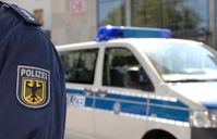Die Rosenheimer Bundepolizei ermittelt gegen einen unbekannten Schleuser der offenbar drei Migranten im Kofferraum seines Pkw über die deutsch-österreichische Grenze gebracht hat. Bild: Polizei