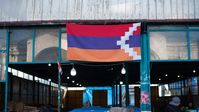 Bergkarabach (hier die Flagge der abtrünnigen Republik Arzach über dem Markt in der Hauptstadt Stepanakert) sieht offenbar seiner Eingliederung in Aserbaidschan entgegen. Bild: Sputnik / Davin Kagramanjan/RIA Nowosti