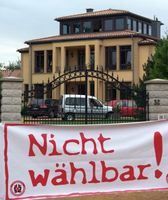 Oskar Lafontaines Privathaus, im Volksmund "Palast der sozialen Gerechtigkeit" genannt, liegt außerhalb seines favorisierten Kohleabbaugebietes seines Landkreises Saarlouis - sein Haus bleibt bergschadensfrei und ohne Wertverlust bei einem eventuellen Abbau. Bild: obs/Landesverband der Bergbaubetroffenen Saar e.V.