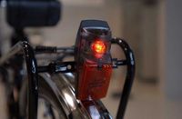 Anwendungsbeispiel Fahrradleuchte: Der am Forschungszentrum Karlsruhe entwickelte Mikro-Vibrationsschalter erhöht die Einsatzdauer von Batterien um ein Vielfaches und wird jetzt mit Hilfe eines von Wissenschaftlern ausgegründeten Unternehmens auf den Markt gebracht. Foto: Forschungszentrum Karlsruhe