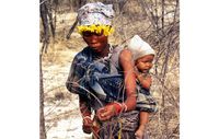 Mutter und Kinder vom Volk der Buschleute sammeln Beeren in Botswanas Central Kalahari Game Reserve. Bild: Philippe Clotuche/Survival